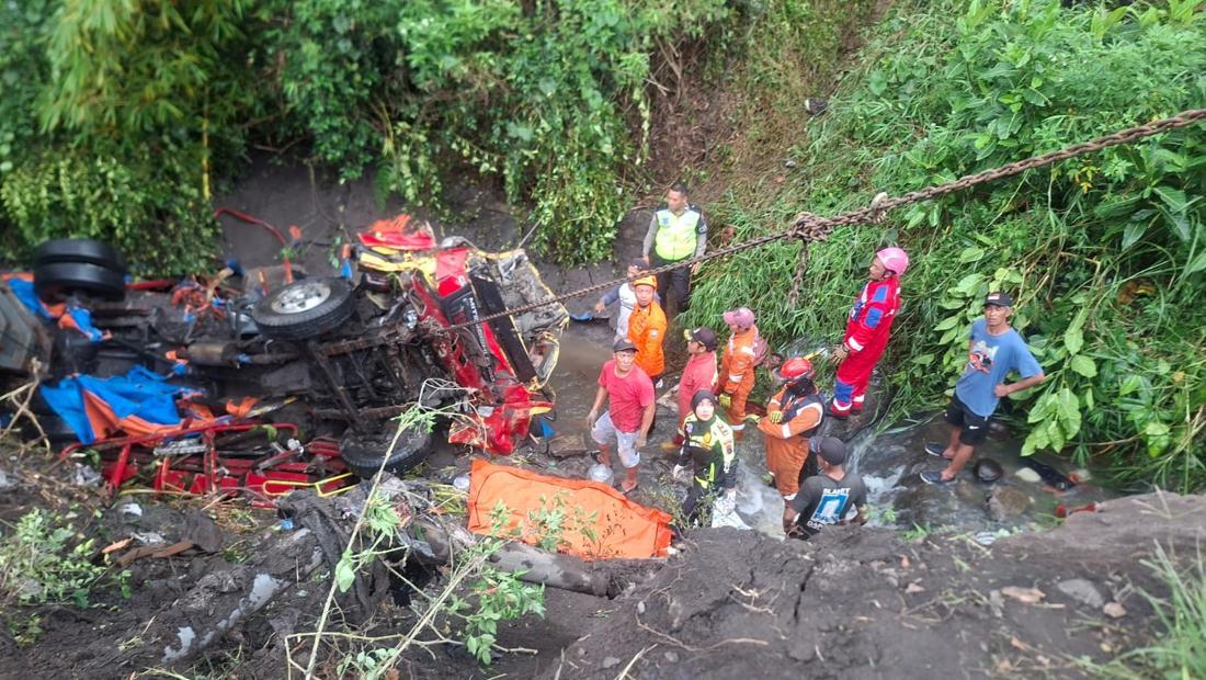 Kecelakaan Maut di Tanjakan Jlegong Semarang: Truk Gagal Menanjak, Satu Sopir Tewas Terjepit di Jurang Sedalam 5 Meter